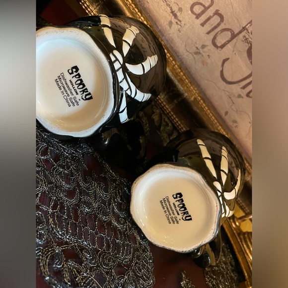 SPOOKY HOLLOW NWOT Halloween Skeleton Hand Set Of 2 Coffee/Tea Cups/Mugs - Picture 6 of 13